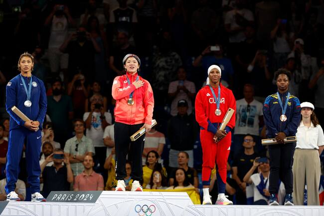 Paris (France), 11/08/2024.- (L-R) Silver medalist Kennedy Blades of the US, Gold medalist Yuka Kagami of Japan and bronze medalists Milaimy de la Carid Marin Portille of Cuba and Tatiana Renteria Renteria of Colombia pose during the medal ceremony for the Women's Freestyle 76kg at the Wrestling competitions in the Paris 2024 Olympic Games, at the Champs-de-Mars Arena in Paris, France, 11 August 2024. (Francia, Japón) EFE/EPA/FRANCK ROBICHON