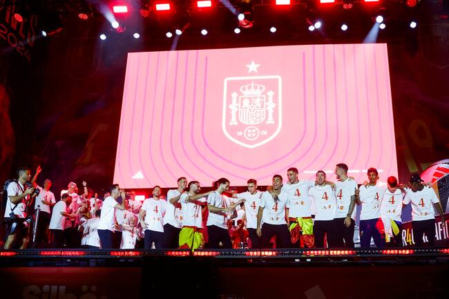 MADRID, 15/07/2024.- Los jugadores de la selección española durante la celebración este lunes en Cibeles del título de campeones de la Eurocopa conseguido tras vencer ayer en la final a Inglaterra disputada en el estadio Olímpico de Berlín. EFE / JP Gandul.