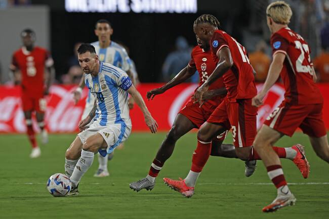 East Rutherford (United States), 10/07/2024.- Lionel Messi of Argentina (L) in action against Canada during the CONMEBOL Copa America 2024 Semi-finals match between Argentina and Canada, in East Rutherford, New Jersey, USA, 09 July 2024. EFE/EPA/CJ GUNTHER