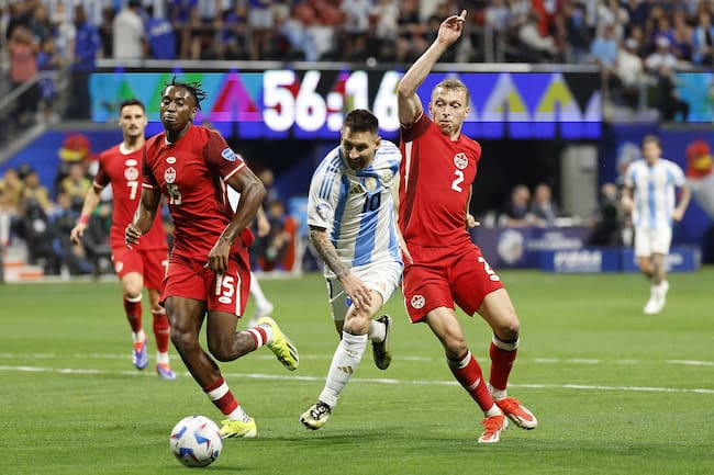 Atlanta (United States), 21/06/2024.- Moise Bombito (L) of Canada Lionel Messi (C) of Argentina and Alistair Johnston of Canada battle for control of the ball during the second half of the CONMEBOL Copa America 2024 group A match between Argentina and Canada, in Atlanta, Georgia, USA, 20 June 2024. EFE/EPA/ERIK S. LESSER