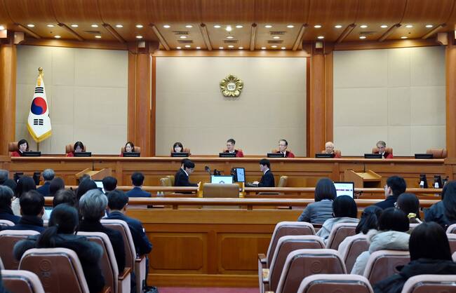 Seoul (Korea, Republic Of), 14/01/2025.- (L-R) Constitutional Court's Judge Chung Kye-sun, Kim Bok-hyeong, Jung Jung-mi, Lee Mi-son, acting head of the Constitutional Court Moon Hyung-bae and Judge Kim Hyung-du, Cheong Hyung-sik and Cho Han-chang sit for the first formal hearing of a trial on the validity of President Yoon Suk Yeol's impeachment by the National Assembly at the constitutional court of Korea in Seoul, South Korea, 14 January 2025. (Corea del Sur, Seúl) EFE/EPA/KIM MIN-HEE / POOL