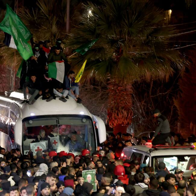 Ramallah (-), 20/01/2025.- People react as a bus carrying released Palestinian prisoners from the Ofer Israeli military prison arrives in Ramallah, early 20 January 2025, amid a ceasefire and hostage release deal between Israel and Hamas. Israel and Hamas agreed on a hostage release deal and a Gaza ceasefire to be implemented on 19 January 2025. More than 46,000 Palestinians have been killed in the Gaza Strip, according to the Palestinian Ministry of Health, since Israel launched a military campaign in the strip in response to a cross-border attack led by the Palestinian militant group Hamas on 07 October 2023, in which about 1,200 Israelis were killed and more than 250 taken hostage. (Ramala) EFE/EPA/ALAA BADARNEH