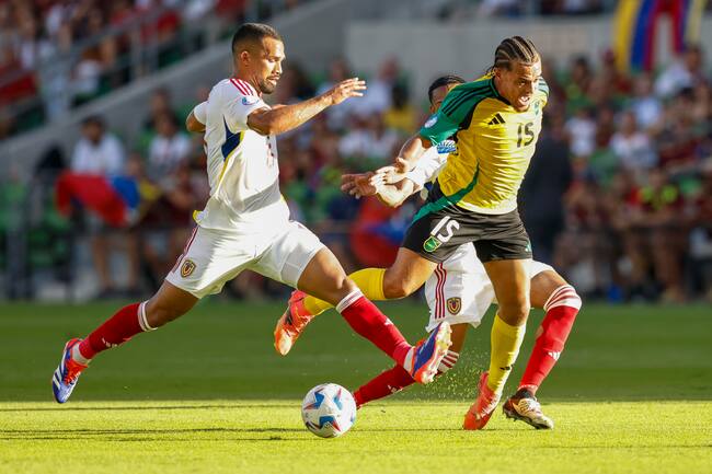 Austin (United States), 01/07/2024.- Venezuela midfielder Yangel Herrera (L) in action against Jamaica defender Joel Latibeaudiere (R) during the first half of the CONMEBOL Copa America 2024 group B match between Jamaica and Venezuela in Austin, Texas, USA, 30 June 2024. EFE/EPA/ADAM DAVIS