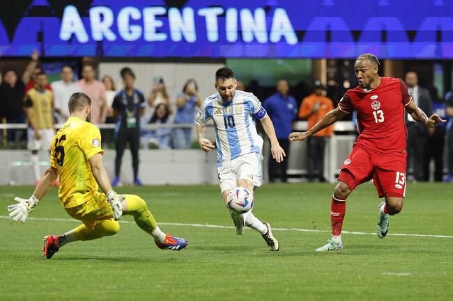 Atlanta (United States), 21/06/2024.- Lionel Messi (C) of Argentina tries to get the ball around Maxime Crepeau (L) of Canada as Derek Cornelius (R) of Canada gives chase during the second half of the CONMEBOL Copa America 2024 group A soccer match between Argentina and Canada, in Atlanta, Georgia, USA, 20 June 2024. EFE/EPA/ERIK S. LESSER