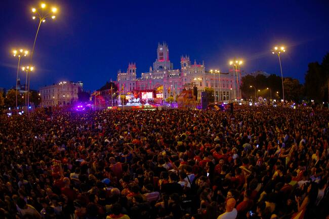 MADRID, 15/07/2024.- Miles de aficionados se concentran este lunes en Cibeles para celebrar con la selección española el título de campeones de la Eurocopa tras vencer ayer en la final a Inglaterra. EFE/ Fernando Villar
