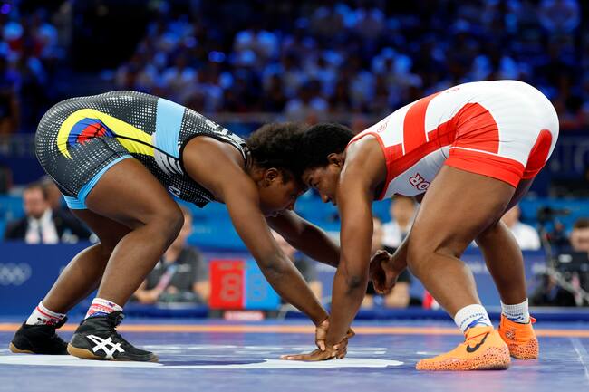 Paris (France), 11/08/2024.- Genesis Rosangela Reasco Valdez of Ecuador (red) in action during the Women's Freestyle 76kg Bronze Medal Match against Tatiana Renteria Renteria of Colombia at the Wrestling competitions in the Paris 2024 Olympic Games, at the Champs-de-Mars Arena in Paris, France, 11 August 2024. (Francia) EFE/EPA/FRANCK ROBICHON
