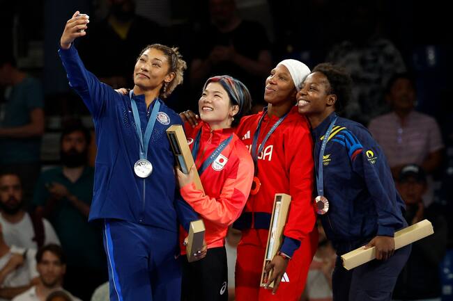 Paris (France), 11/08/2024.- (L-R) Silver medalist Kennedy Blades of the US, Gold medalist Yuka Kagami of Japan and bronze medalists Milaimy de la Carid Marin Portille of Cuba and Tatiana Renteria Renteria of Colombia take a selfie during the medal ceremony for the Women's Freestyle 76kg at the Wrestling competitions in the Paris 2024 Olympic Games, at the Champs-de-Mars Arena in Paris, France, 11 August 2024. (Francia, Japón) EFE/EPA/FRANCK ROBICHON