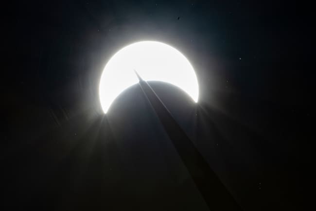 Milwaukee (United States), 08/04/2024.- A near total solar eclipse appears behind a spire from the Milwaukee Art Museum in Milwaukee, Wisconsin, USA, 08 April 2024. Though clouds obscured the celestial display in much of the US, Milwaukee had clear skies. EFE/EPA/JIM LO SCALZO