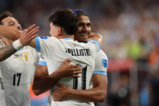 East Rutherford (United States), 28/06/2024.- Uruguay defender Ronald Araujo (R) celebrates with teammate Facundo Pellistri (C) following Pellistri's goal during the first half of a CONMEBOL Copa America 2024 group C match against Bolivia, in East Rutherford, New Jersey, USA, 27 June 2024. EFE/EPA/JUSTIN LANE