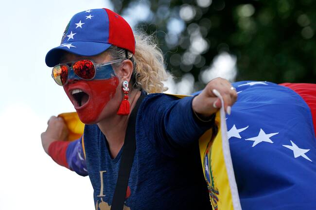 AME7680. CARACAS (VENEZUELA), 03/08/2024.- Una mujer asiste a una protesta en rechazo a los resultados oficiales de las elecciones presidenciales -que dan la victoria al presidente Nicolás Maduro-, este sábado en Caracas (Venezuela). Sobre un camión, Machado llegó a la manifestación en una zona del este de Caracas, junto a los antichavistas Delsa Solórzano, Juan Pablo Guanipa, María Beatriz Martínez, Biagio Pilieri y Williams Dávila, todos miembros de partidos que conforman la mayor coalición antichavista, Plataforma Unitaria Democrática (PUD). Hasta el momento no se ha confirmado la presencia del candidato de la coalición, Edmundo González Urrutia. EFE/ Henry Chirinos