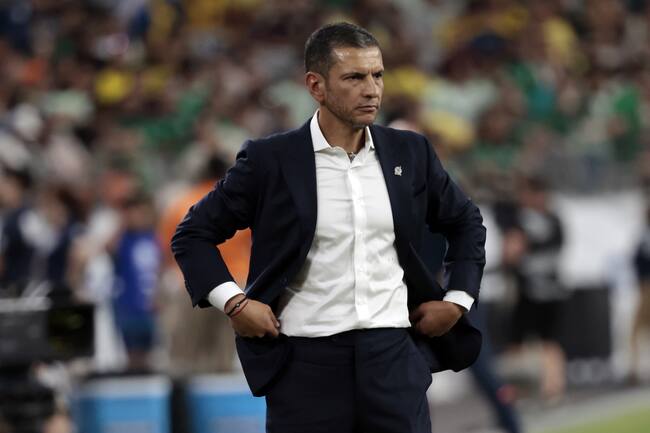 Glendale (United States), 30/06/2024.- Team coach of Mexico Jaime Lozano watches game action during the CONMEBOL Copa America 2024 group B soccer match between Mexico and Ecuador in Glendale, Arizona, USA, 30 June 2024. EFE/EPA/JOHN G. MABANGLO