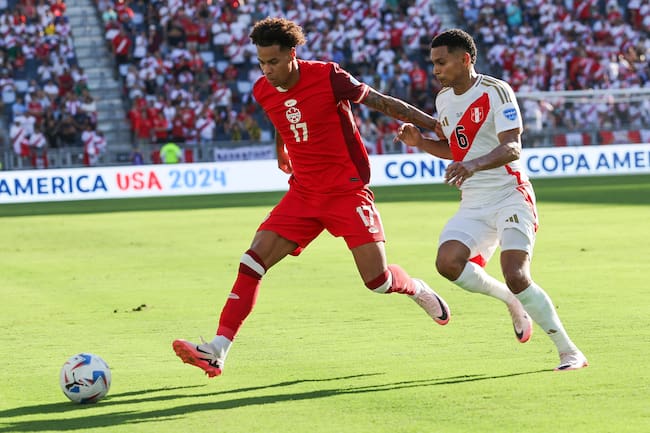 Kansas City (United States), 25/06/2024.- Canada forward Tajon Buchanan (L) and Peru defender Marcos Lopez (R) battle for the ball during the second half of the CONMEBOL Copa America 2024 group A match between Peru and Canada, in Kansas City, Kansas, USA, 25 June 2024. EFE/EPA/WILLIAM PURNELL