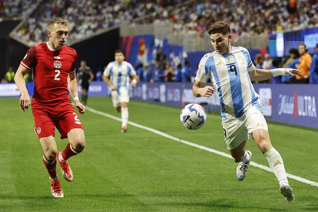 Atlanta (United States), 21/06/2024.- Julian Alvarez (R) of Argentina controls the ball as Alistair Johnston (L) of Canada gives chase during the second half of the CONMEBOL Copa America 2024 group A soccer match between Argentina and Canada, in Atlanta, Georgia, USA, 20 June 2024. EFE/EPA/ERIK S. LESSER