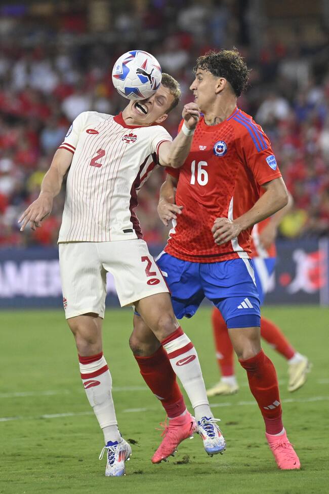 Orlando (United States), 30/06/2024.- Alistair Johnston of Canada (L) in action against Chile's Igor Lichnovsky during a CONMEBOL Copa America group A match in Orlando, Florida, USA, 29 June 2024. EFE/EPA/MIGUEL RODRIGUEZ