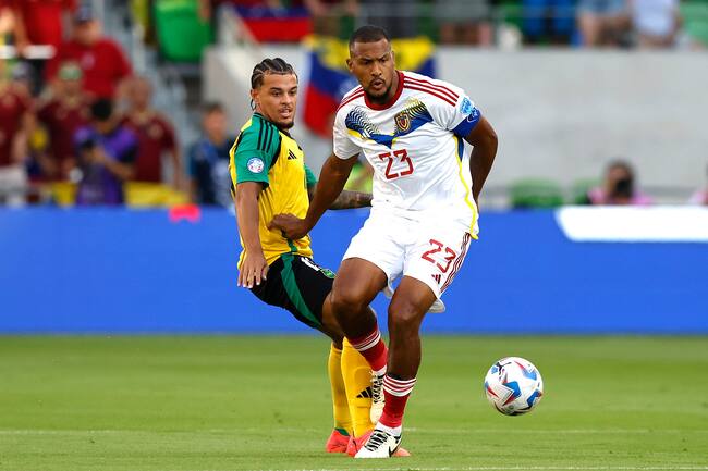 Austin (United States), 01/07/2024.- Jamaica defender Joel Latibeaudiere (L) in action against Venezuela forward Jose Salomon Rondon (R) during the first half of the CONMEBOL Copa America 2024 group B match between Jamaica and Venezuela in Austin, Texas, USA, 30 June 2024. EFE/EPA/ADAM DAVIS
