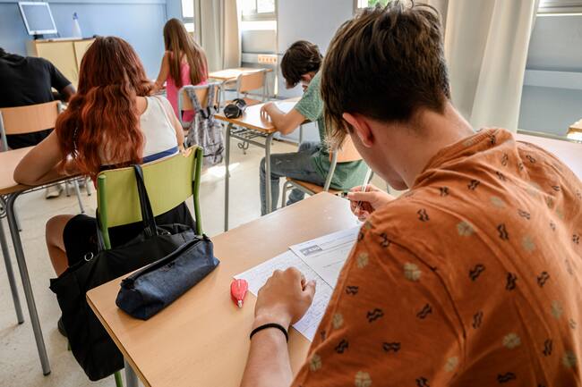 Hombre estudiando en salón de clase (Getty Images)