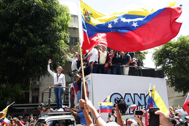 AME7680. CARACAS (VENEZUELA), 03/08/2024.- La líder opositora de Venezuela María Corina Machado asiste a una protesta en rechazo a los resultados oficiales de las elecciones presidenciales -que dan la victoria al presidente Nicolás Maduro-, este sábado en Caracas (Venezuela). La líder opositora de Venezuela María Corina Machado abogó este sábado por mantener una lucha "pacífica y cívica" pero con "fuerza" ya que, dijo, las elecciones del 28 de julio marcaron un "hito" sobre el cual se inició la "transición a la democracia" en la nación caribeña. "El 28 de julio marca un hito a partir del cual se inició la transición a la democracia en Venezuela", dijo Machado ante miles de venezolanos que se concentraron en una zona del este de Caracas. EFE/ Ronald Peña R.