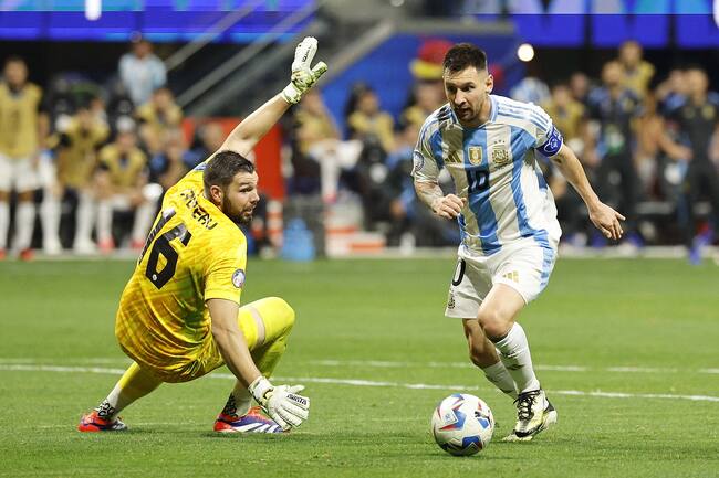 Atlanta (United States), 21/06/2024.- Lionel Messi (R) of Argentina tries to get around Maxime Crepeau (L) of Canada during the second half of the CONMEBOL Copa America 2024 group A soccer match between Argentina and Canada, in Atlanta, Georgia, USA, 20 June 2024. EFE/EPA/ERIK S. LESSER