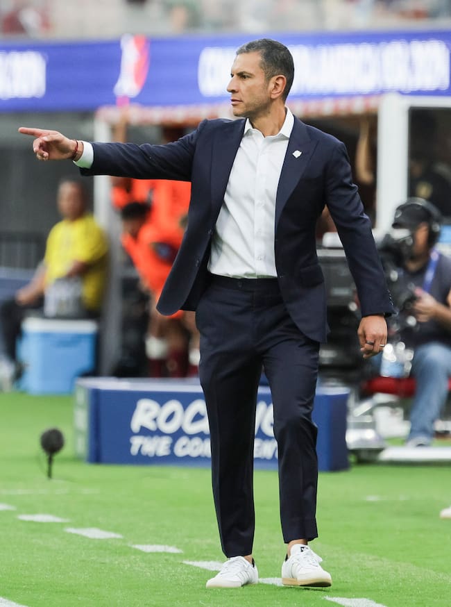 Inglewood (United States), 26/06/2024.- Mexico'Äôs head coach Jaime Lozano communicates with his team during the first half of the CONMEBOL Copa America 2024 group B soccer match between Venezuela and Mexico at SoFi Stadium in Inglewood, California, USA, 26 June 2024. EFE/EPA/ALLISON DINNER