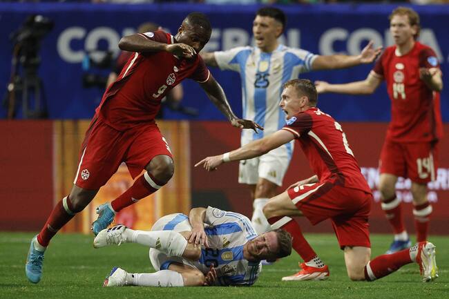 Atlanta (United States), 21/06/2024.- Alistair Johnston (R) of Canada gestures to the referee as Cyle Larin (L) of Canada avoids Alexis Mac Allister (C) of Argentina during the second half of the CONMEBOL Copa America 2024 group A soccer match between Argentina and Canada, in Atlanta, Georgia, USA, 20 June 2024. EFE/EPA/ERIK S. LESSER