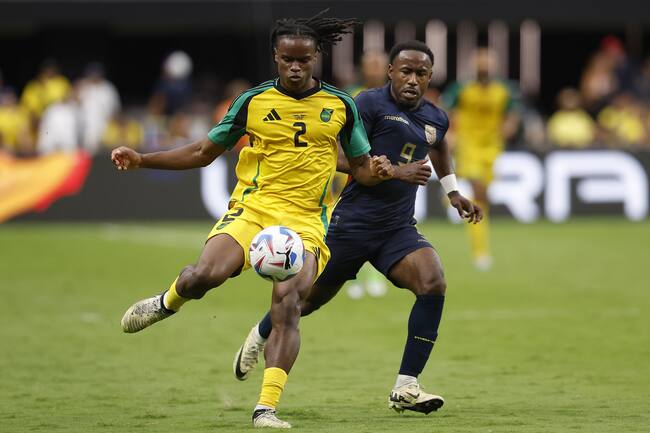 Paradise (United States), 26/06/2024.- Jamaica defender Dexter Lembikisa (L) and Ecuador forward John Yeboah (R) battle for the ball during the second half of the CONMEBOL Copa America 2024 group B match between Ecuador and Jamaica, in Paradise, Nevada, USA, 26 June 2024. EFE/EPA/CAROLINE BREHMAN