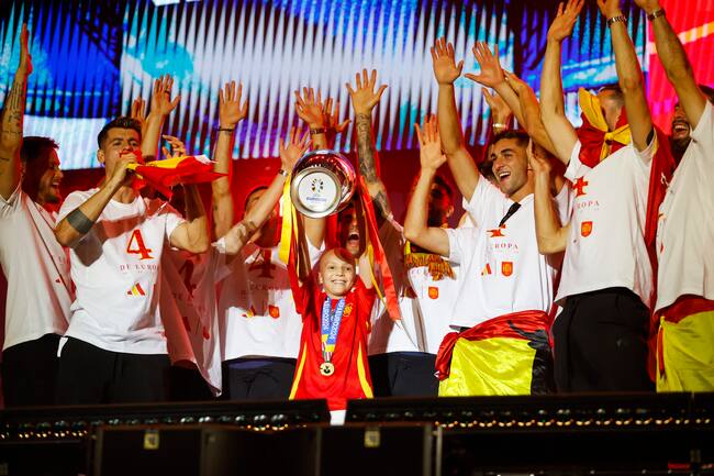 MADRID, 15/07/2024.- Maria celebra junto a los jugadores de la selección española este lunes en Cibeles del título de campeones de la Eurocopa conseguido tras vencer ayer en la final a Inglaterra disputada en el estadio Olímpico de Berlín. EFE / JP Gandul.
