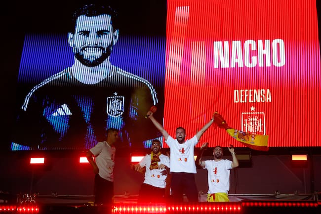 MADRID, 15/07/2024.- El jugador de la selección española, Nacho, durante la celebración este lunes en Cibeles del título de campeones de la Eurocopa conseguido tras vencer ayer en la final a Inglaterra disputada en el estadio Olímpico de Berlín. EFE / JP Gandul.