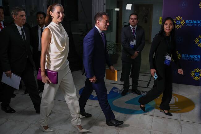AME2611. QUITO (ECUADOR), 19/01/2025.- El presidente de Ecuador, Daniel Noboa (c), del Partido Acción Democrática Nacional (ADN), a su llegada al debate presidencial junto a su esposa Ángela Lavinia Valbonesi Acosta, este domingo en las instalaciones del canal Ecuador TV, en Quito (Ecuador). Los 16 candidatos presidenciales de Ecuador se enfrentan en el único debate organizado por el Consejo Nacional Electoral (CNE), que se celebrará en dos tandas de grupos de ocho, en el que el presidente de Ecuador, Daniel Noboa, y la candidata presidencial del correísmo, Luisa González, no coinciden, a falta de tres semanas para que se celebren los comicios, convocados para el 9 de febrero. EFE/José Jácome