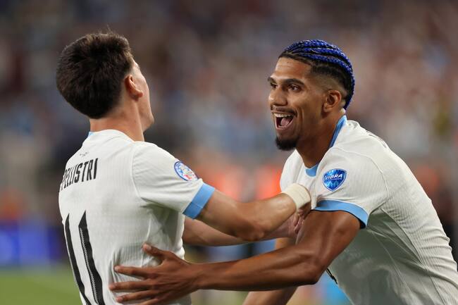 East Rutherford (United States), 28/06/2024.- Uruguay defender Ronald Araujo (R) celebrates teammate Facundo Pellistri's (L) goal during the first half of a CONMEBOL Copa America 2024 group C match against Bolivia, in East Rutherford, New Jersey, USA, 27 June 2024. EFE/EPA/JUSTIN LANE