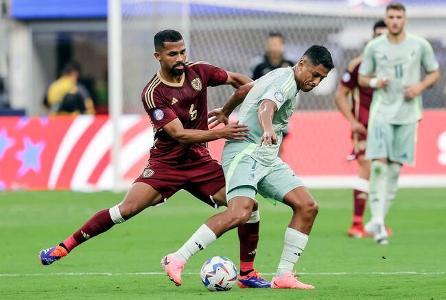 Inglewood (United States), 26/06/2024.- Venezuela's Yangel Herrera (L) and Mexico's Luis Romo (R) battle for the ball during the first half of the CONMEBOL Copa America 2024 group B soccer match between Venezuela and Mexico at SoFi Stadium in Inglewood, California, USA, 26 June 2024. EFE/EPA/ALLISON DINNER