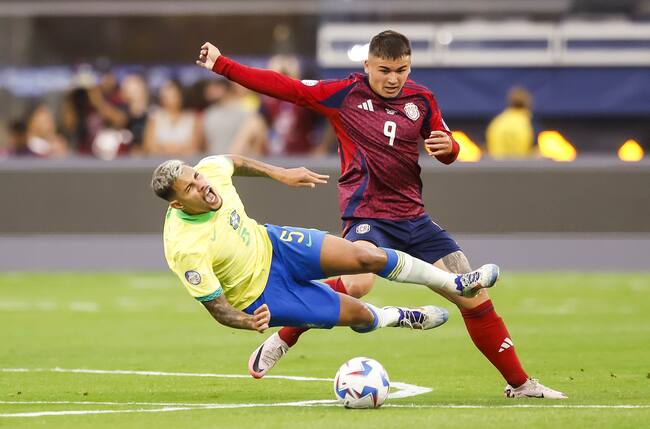 Inglewood (United States), 25/06/2024.- Brazil midfielder Bruno Guimaraes (L) and Costa Rica forward Manfred Ugalde (R) collide during the second half of the CONMEBOL Copa America 2024 group D soccer match between Brazil and Costa Rica, in Inglewood, California, USA, 24 June 2024. (Brasil) EFE/EPA/CAROLINE BREHMAN