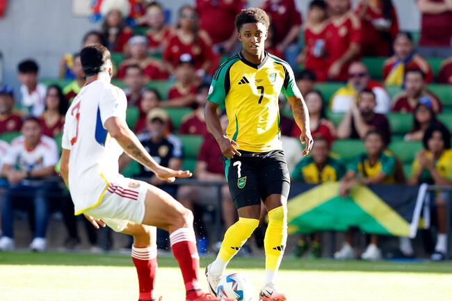 Austin (United States), 01/07/2024.- Jamaica midfielder Demarai Gray (R) in action against Venezuela defender Yordan Osorio (L) during the first half of the CONMEBOL Copa America 2024 group B match between Jamaica andVenezuela in Austin, Texas, USA, 30 June 2024. EFE/EPA/ADAM DAVIS