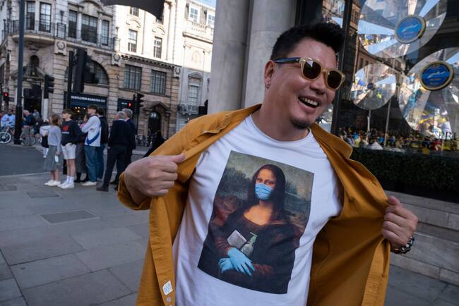 Hombre con camisa de la pintura de Mona Lisa con tapabocas y guantes (Getty Images)