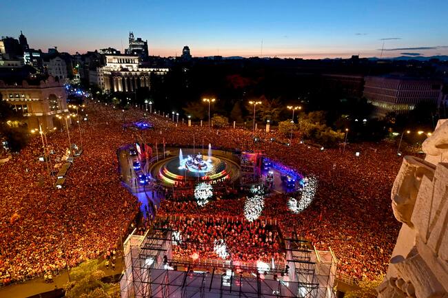 MADRID, 15/07/2024.- Miles de aficionados se concentran este lunes en Cibeles para celebrar con la selección española el título de campeones de la Eurocopa tras vencer ayer en la final a Inglaterra. EFE / Fernando Villar.