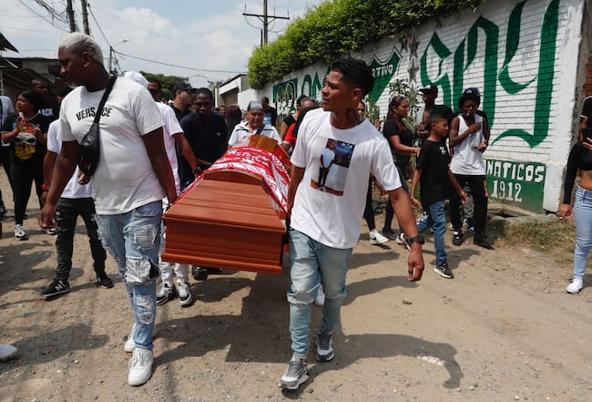 AME1792. CALI (COLOMBIA), 16/08/2023.- Familiares y amigos cargan el féretro de Pablo Andrés Carabalí, hermano de Jorelyn Carabalí, jugadora de la selección Colombia de fútbol femenino, en Cali (Colombia). El lunes 14 de agosto, desconocidos asesinaron, en una discoteca de Cali, principal ciudad del suroeste de Colombia, a Andrés Carabalí, hermano de la futbolista Jorelyn Carabalí, que acaba de participar con la selección cafetera en el Mundial Femenino de Australia y Nueva Zelanda, informaron este lunes las autoridades. EFE/ Ernesto Guzmán