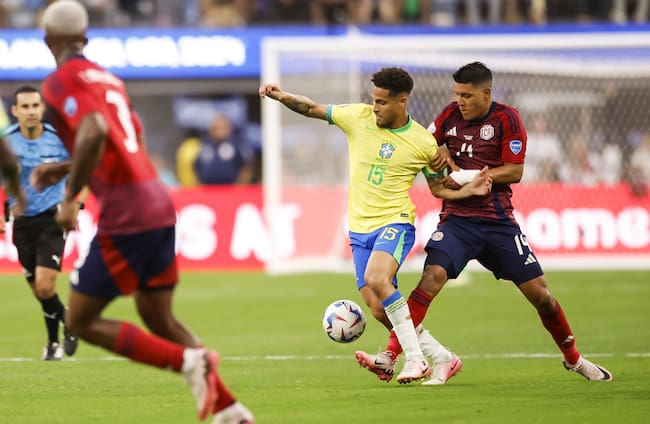 Inglewood (United States), 25/06/2024.- Brazil midfielder Joao Gomes (C) and Costa Rica midfielder Orlando Galo (R) in action during the second half of the CONMEBOL Copa America 2024 group D soccer match between Brazil and Costa Rica, in Inglewood, California, USA, 24 June 2024. (Brasil) EFE/EPA/CAROLINE BREHMAN