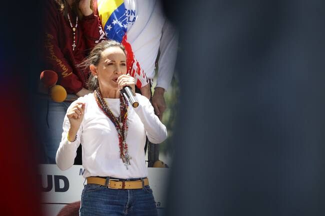 AME7680. CARACAS (VENEZUELA), 03/08/2024.- La líder opositora de Venezuela María Corina Machado asiste a una protesta en rechazo a los resultados oficiales de las elecciones presidenciales -que dan la victoria al presidente Nicolás Maduro-, este sábado en Caracas (Venezuela). La líder opositora de Venezuela María Corina Machado abogó este sábado por mantener una lucha "pacífica y cívica" pero con "fuerza" ya que, dijo, las elecciones del 28 de julio marcaron un "hito" sobre el cual se inició la "transición a la democracia" en la nación caribeña. "El 28 de julio marca un hito a partir del cual se inició la transición a la democracia en Venezuela", dijo Machado ante miles de venezolanos que se concentraron en una zona del este de Caracas. EFE/ Ronald Peña R.