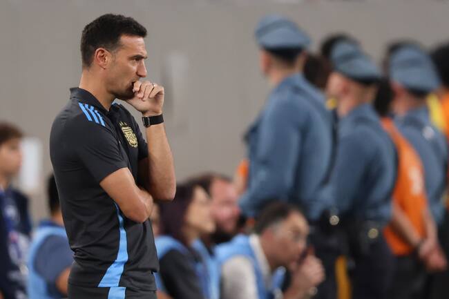East Rutherford (United States), 25/06/2024.- Argentina head coach Lionel Scaloni watches the action during the first half of the CONMEBOL Copa America 2024 group A soccer match between Argentina and Chile, at MetLife Stadium in East Rutherford, New Jersey, USA, 25 June 2024. EFE/EPA/JUSTIN LANE