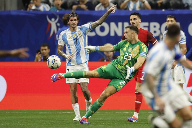 Atlanta (United States), 21/06/2024.- Emiliano Martinez (R) of Argentina punts the ball during the second half of the CONMEBOL Copa America 2024 group A soccer match between Argentina and Canada, in Atlanta, Georgia, USA, 20 June 2024. EFE/EPA/ERIK S. LESSER