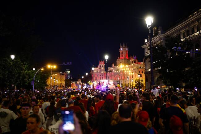 MADRID, 15/07/2024.- Miles de aficionados se concentran este lunes en Cibeles para celebrar con la selección española el título de campeones de la Eurocopa tras vencer ayer en la final a Inglaterra. EFE/ Fernando Villar