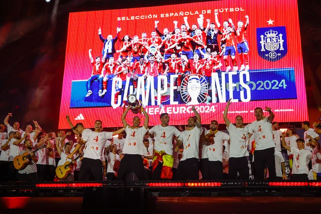MADRID, 15/07/2024.- Los jugadores de la selección española durante la celebración este lunes en Cibeles del título de campeones de la Eurocopa conseguido tras vencer ayer en la final a Inglaterra disputada en el estadio Olímpico de Berlín. EFE / JP Gandul.