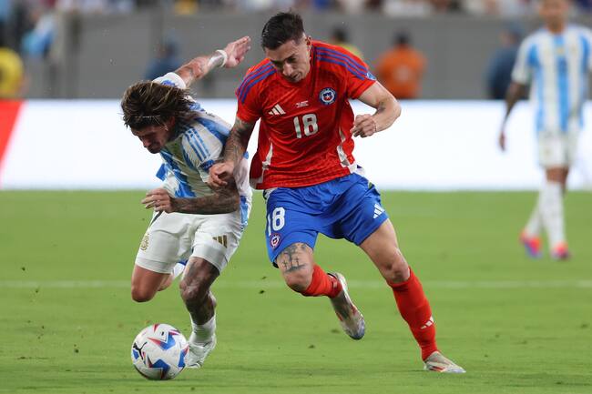 East Rutherford (United States), 25/06/2024.- Argentina midfielder Rodrigo De Paul (L) and Chile defender Rodrigo Echeverria (R) battle for the ball during the first half of the CONMEBOL Copa America 2024 group A soccer match between Argentina and Chile, at MetLife Stadium in East Rutherford, New Jersey, USA, 25 June 2024. EFE/EPA/JUSTIN LANE