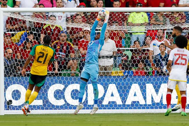Austin (United States), 01/07/2024.- Jamaica goalkeeper Jahmali Waite (C) in action during the first half of the CONMEBOL Copa America 2024 group B match between Jamaica and Venezuela in Austin, Texas, USA, 30 June 2024. EFE/EPA/ADAM DAVIS
