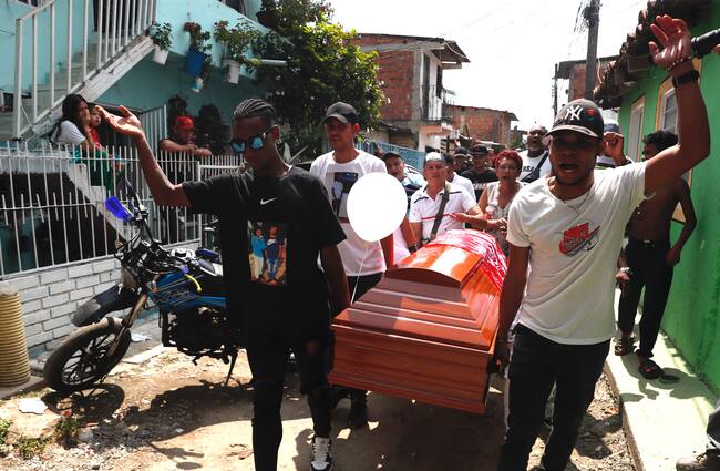 AME1792. CALI (COLOMBIA), 16/08/2023.- Familiares y amigos cargan el féretro de Pablo Andrés Carabalí, hermano de Jorelyn Carabalí, jugadora de la selección Colombia de fútbol femenino, en Cali (Colombia). El lunes 14 de agosto, desconocidos asesinaron, en una discoteca de Cali, principal ciudad del suroeste de Colombia, a Andrés Carabalí, hermano de la futbolista Jorelyn Carabalí, que acaba de participar con la selección cafetera en el Mundial Femenino de Australia y Nueva Zelanda, informaron este lunes las autoridades. EFE/ Ernesto Guzmán