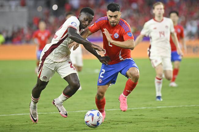 Orlando (United States), 30/06/2024.- Richie Laryea of Canada (L) in action against Chile's Gabriel Suazo during a CONMEBOL Copa America group A match in Orlando, Florida, USA, 29 June 2024. EFE/EPA/MIGUEL RODRIGUEZ