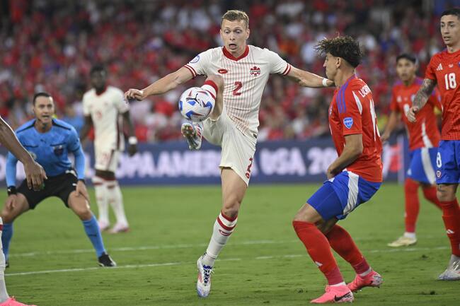 Orlando (United States), 30/06/2024.- Alistair Johnston of Canada (L) in action against Chile's Igor Lichnovsky during a CONMEBOL Copa America group A match in Orlando, Florida, USA, 29 June 2024. EFE/EPA/MIGUEL RODRIGUEZ