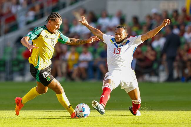 Austin (United States), 01/07/2024.- Jamaica defender Joel Latibeaudiere (L) in action against Venezuela midfielder Jose Andres Martinez (R) during the first half of the CONMEBOL Copa America 2024 group B match between Jamaica and Venezuela in Austin, Texas, USA, 30 June 2024. EFE/EPA/ADAM DAVIS