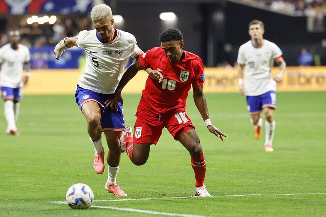 Atlanta (United States), 27/06/2024.- Antonee Robinson of the United States (L) Yoel Barcenas of Panama (R) battle for the ball during the first half of the CONMEBOL Copa America 2024 group C match between Panama and USA, in Atlanta, Georgia, USA, 27 June 2024. (Estados Unidos) EFE/EPA/ERIK S. LESSER