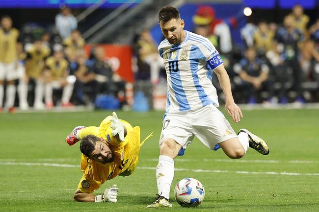 Atlanta (United States), 21/06/2024.- Lionel Messi (R) of Argentina tries to get around Maxime Crepeau (L) of Canada during the second half of the CONMEBOL Copa America 2024 group A soccer match between Argentina and Canada, in Atlanta, Georgia, USA, 20 June 2024. EFE/EPA/ERIK S. LESSER