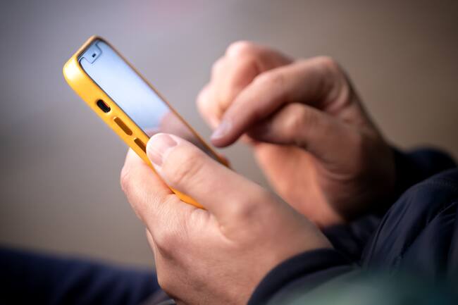 Persona utilizando su celular (Getty Images)